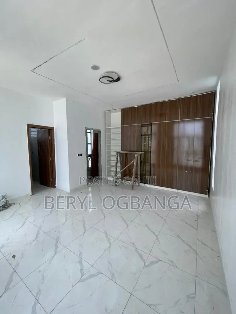 4bdrm Duplex in Ikota for sale