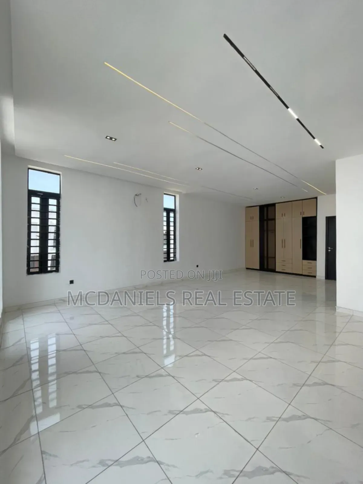 5bdrm Duplex in Ikota for sale