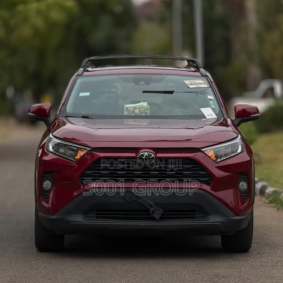 Toyota RAV4 XLE 2021 Maroon