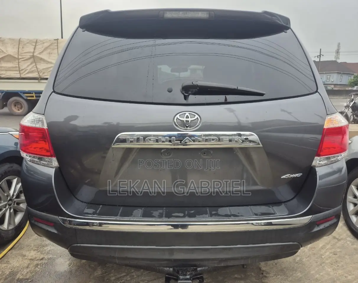 Toyota Highlander SE 3.5L 4WD 2013 Gray
