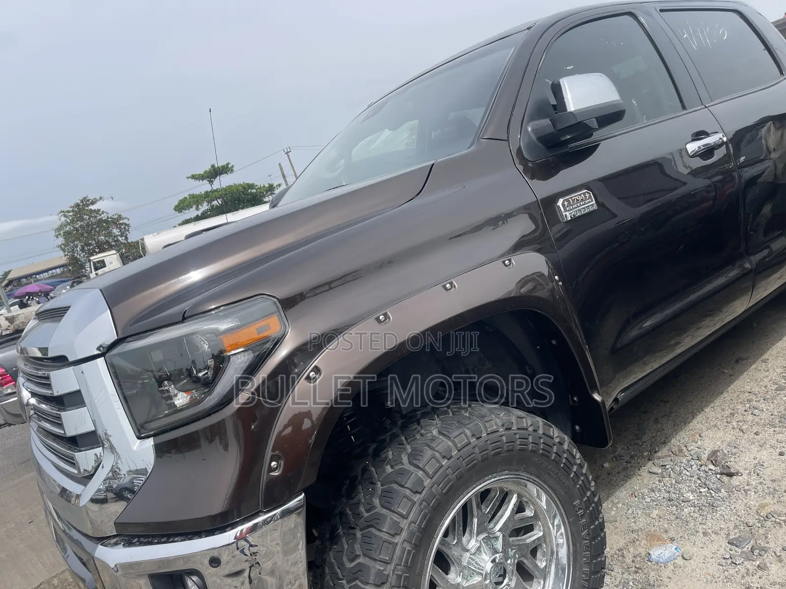 Toyota Tundra Platinum 5.7L V8 4x4 CrewMax 5.6 ft. box 145.7 in. WB