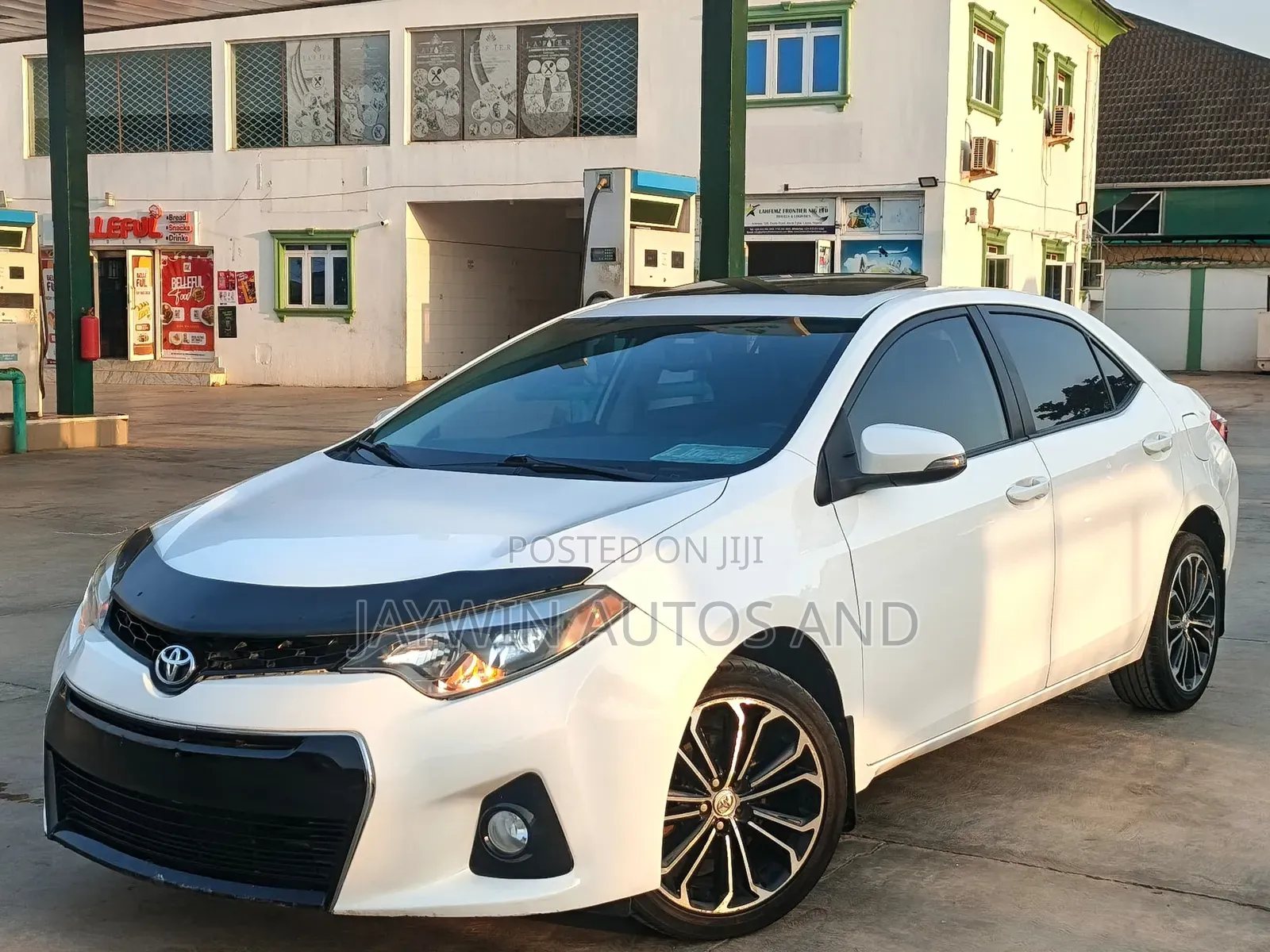 Toyota Corolla S w/Special Edition Pkg (1.8L 4cyl CVT) 2016 White