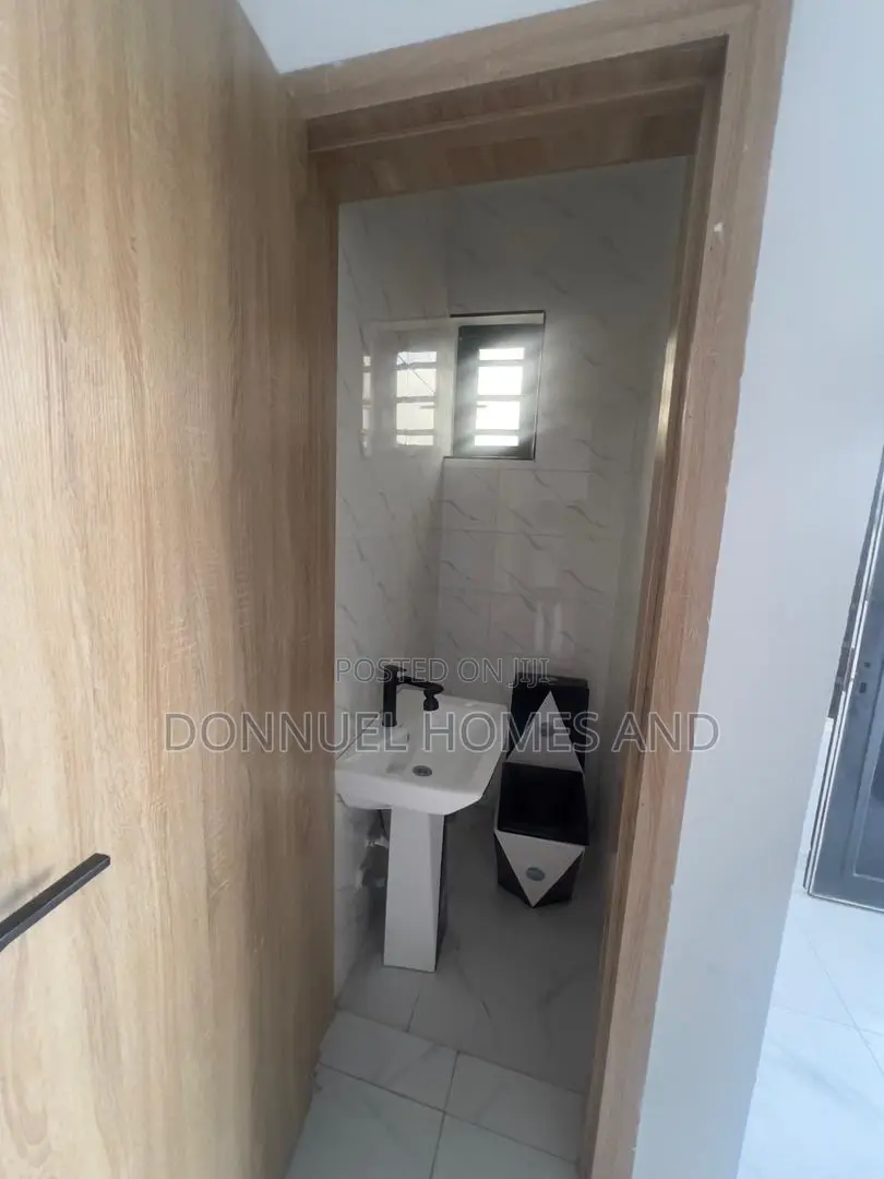 5bdrm Duplex in Sangotedo for sale