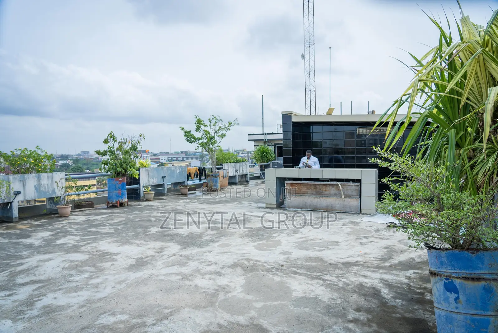 5-Floor Complex With Penthouse and Terrace