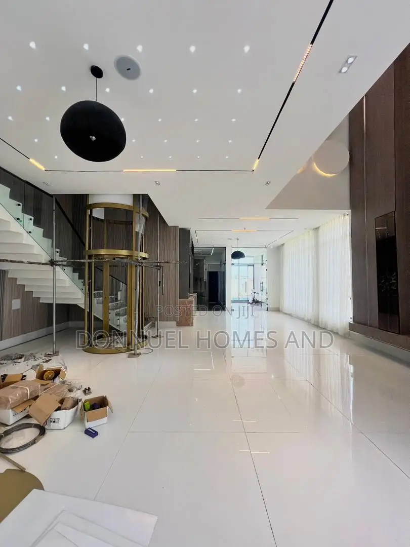6bdrm Duplex in Chevron for sale