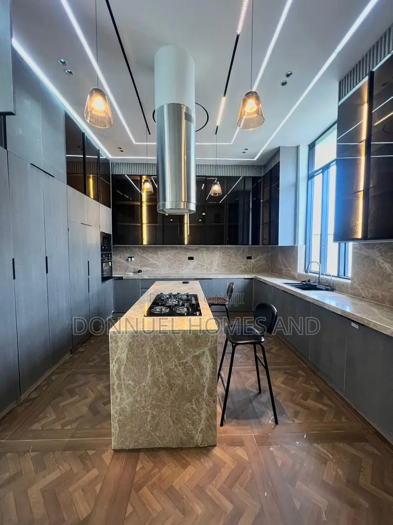 6bdrm Duplex in Chevron for sale