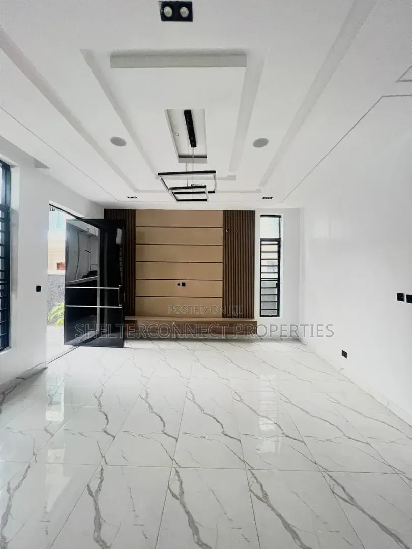 4bdrm Duplex in Ikota for sale