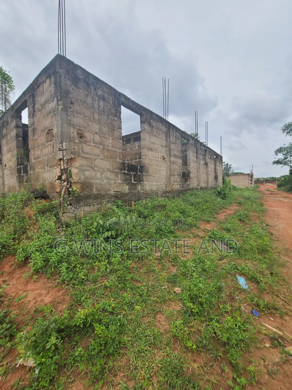 100 by 100ft With 4 Flats of 3bedroom Uncompleted Structure