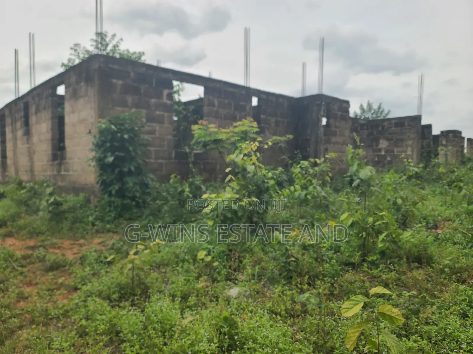 100 by 100ft With 4 Flats of 3bedroom Uncompleted Structure