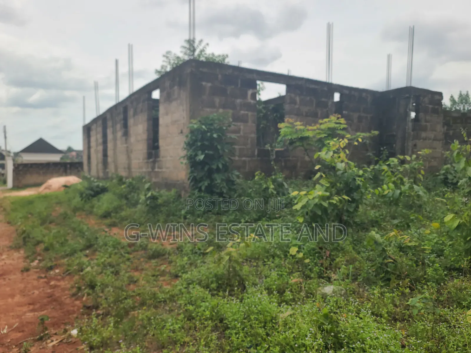 100 by 100ft With 4 Flats of 3bedroom Uncompleted Structure