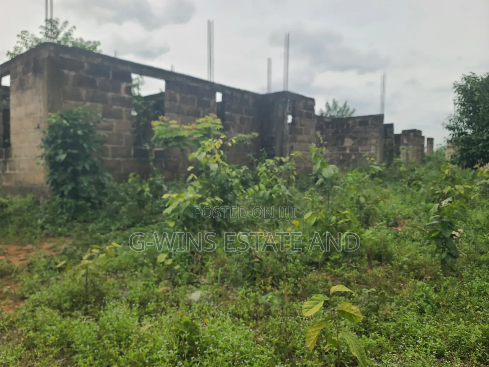 100 by 100ft With 4 Flats of 3bedroom Uncompleted Structure
