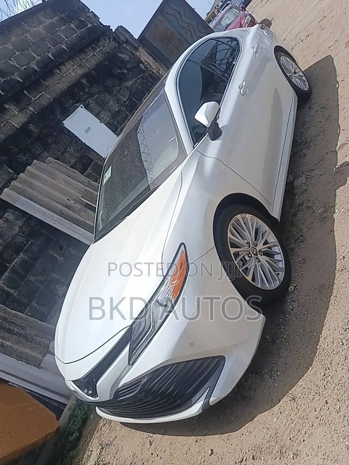 Toyota Camry XLE FWD (2.5L 4cyl 8AM) 2018 White
