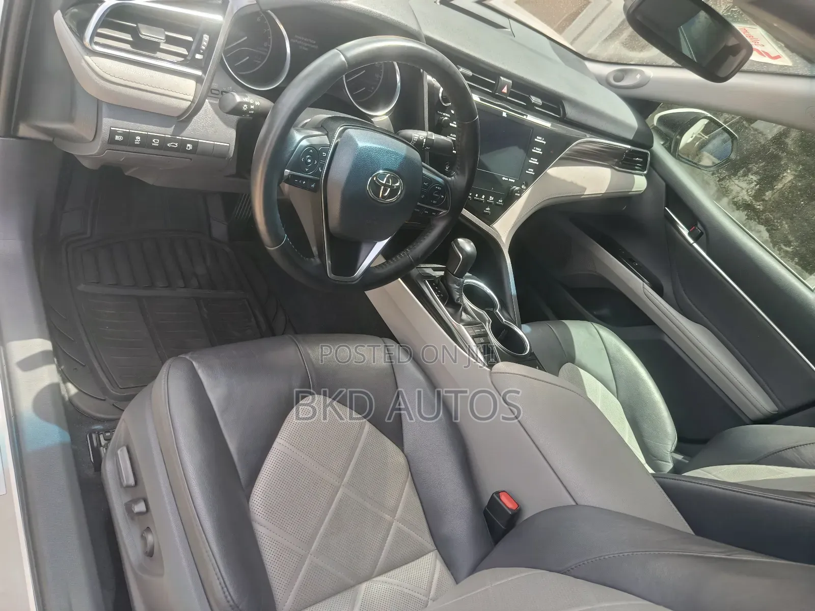 Toyota Camry XLE FWD (2.5L 4cyl 8AM) 2018 White
