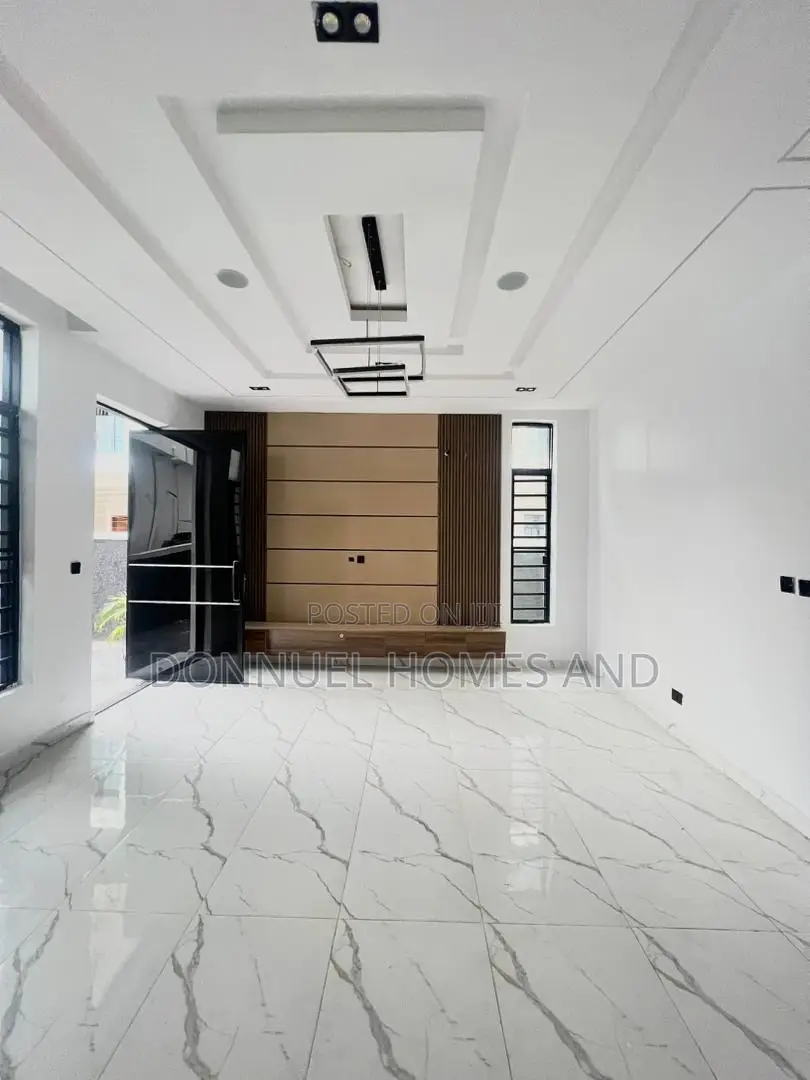4bdrm Duplex in Ikota for sale