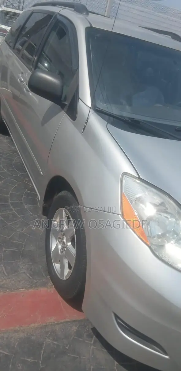 Toyota Sienna CE AWD 2007 Gold