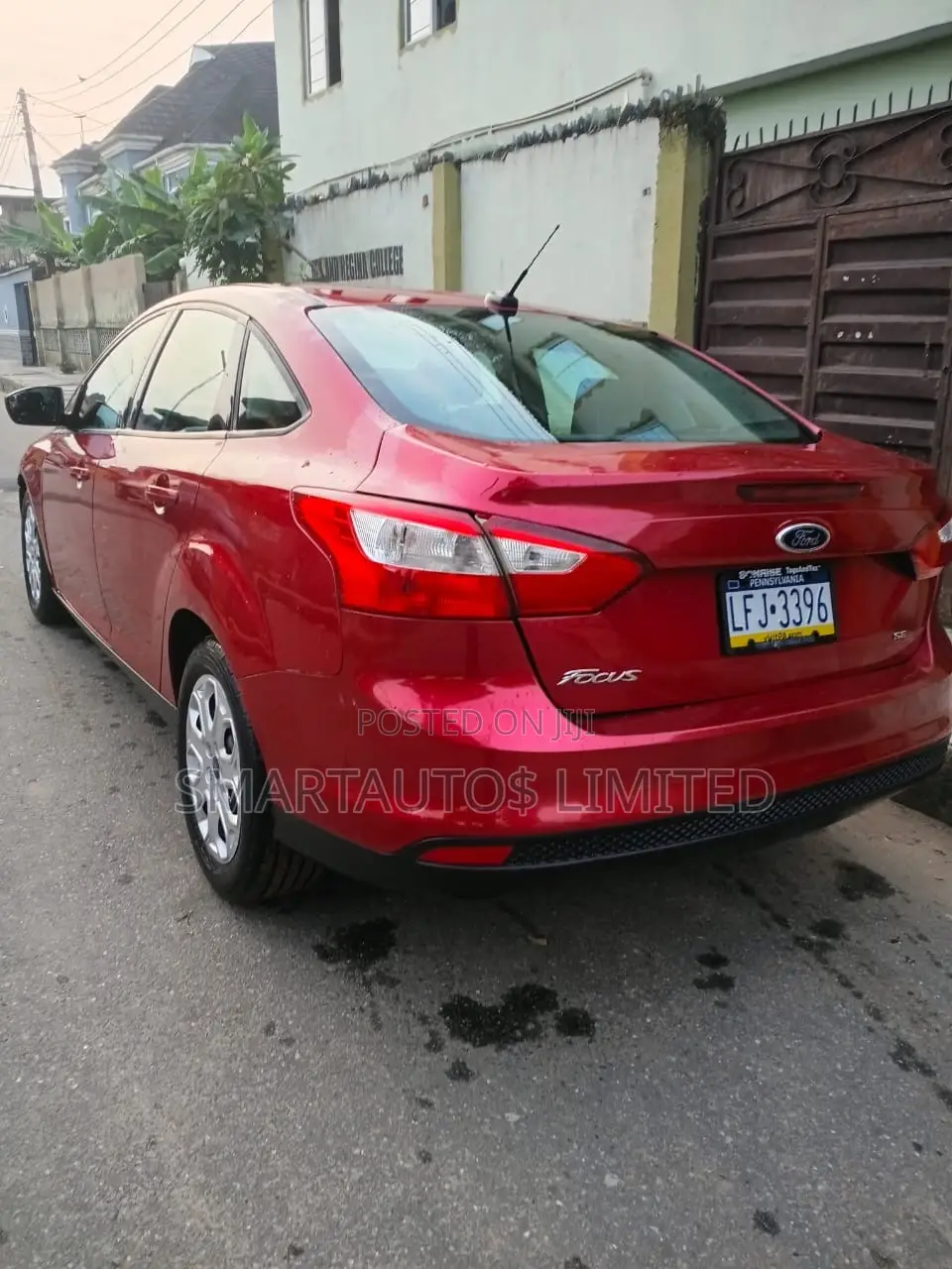 Ford Focus SE Sedan FWD (2.0L 4cyl 5M) 2012 Red
