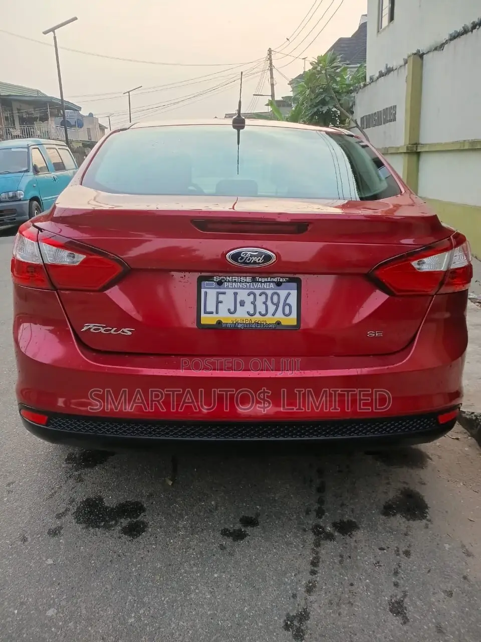 Ford Focus SE Sedan FWD (2.0L 4cyl 5M) 2012 Red