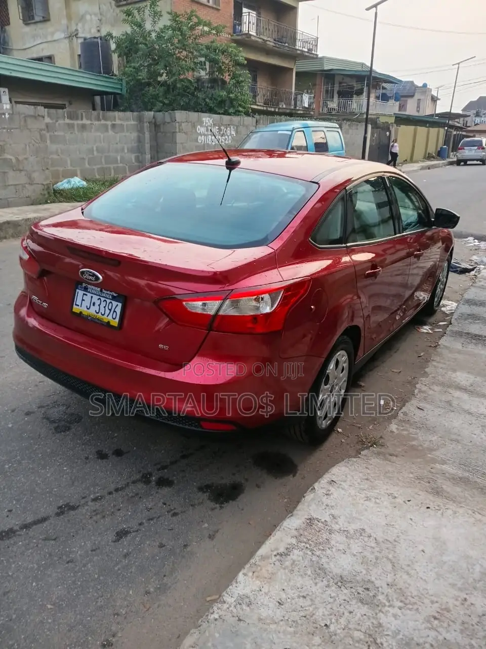 Ford Focus SE Sedan FWD (2.0L 4cyl 5M) 2012 Red