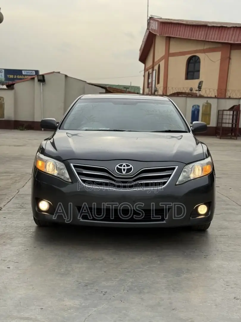 Toyota Camry XLE V6 4dr Sedan (3.5L 6cyl 6AM) 2010 Gray