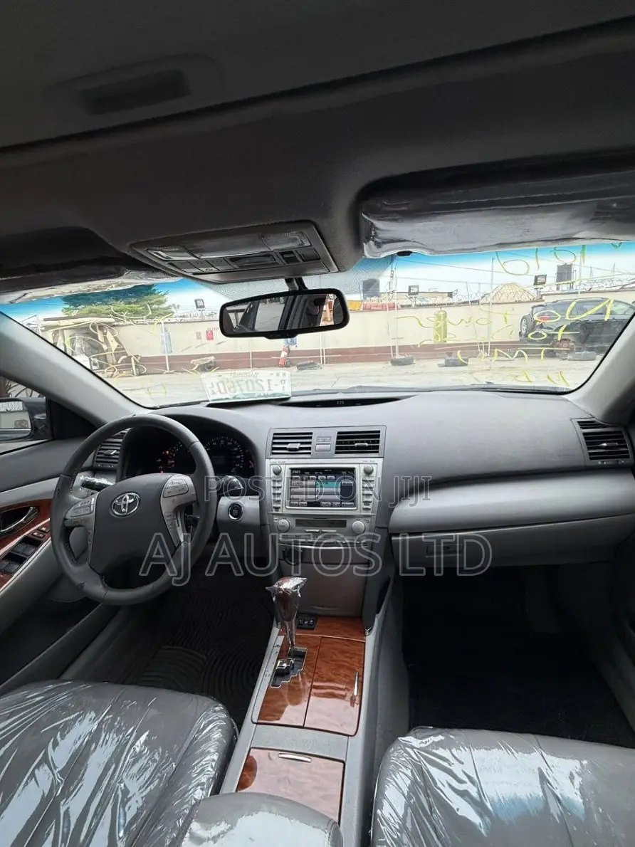 Toyota Camry XLE V6 4dr Sedan (3.5L 6cyl 6AM) 2010 Gray