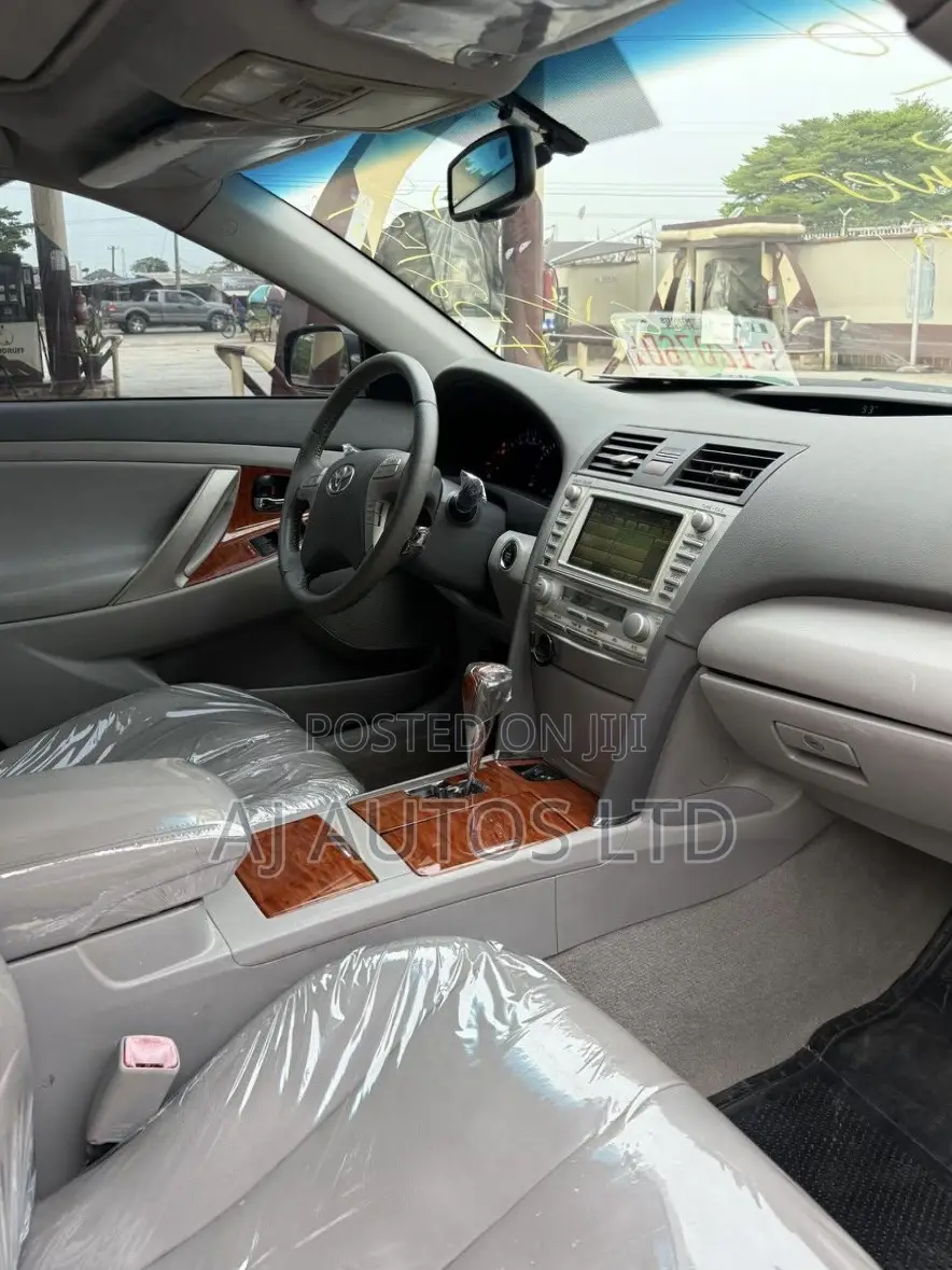 Toyota Camry XLE V6 4dr Sedan (3.5L 6cyl 6AM) 2010 Gray