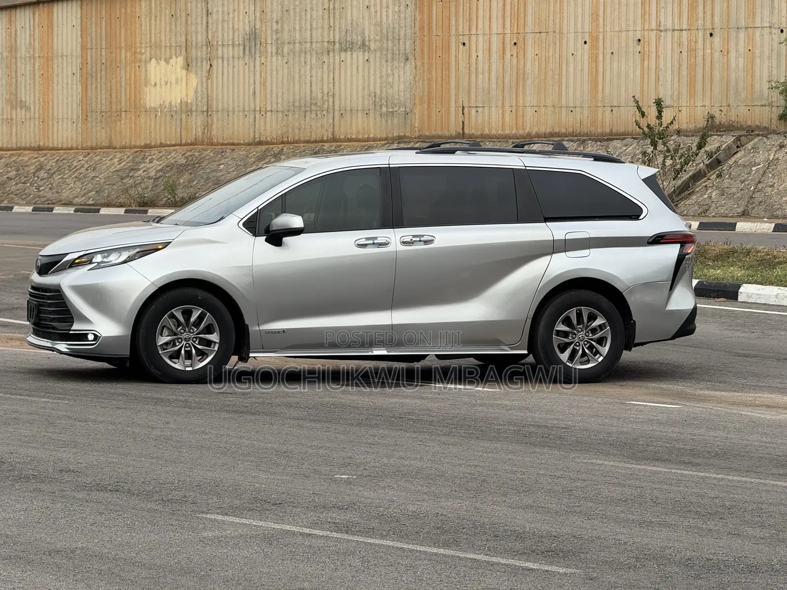 Toyota Sienna XLE Woodland Edition 2022 Silver