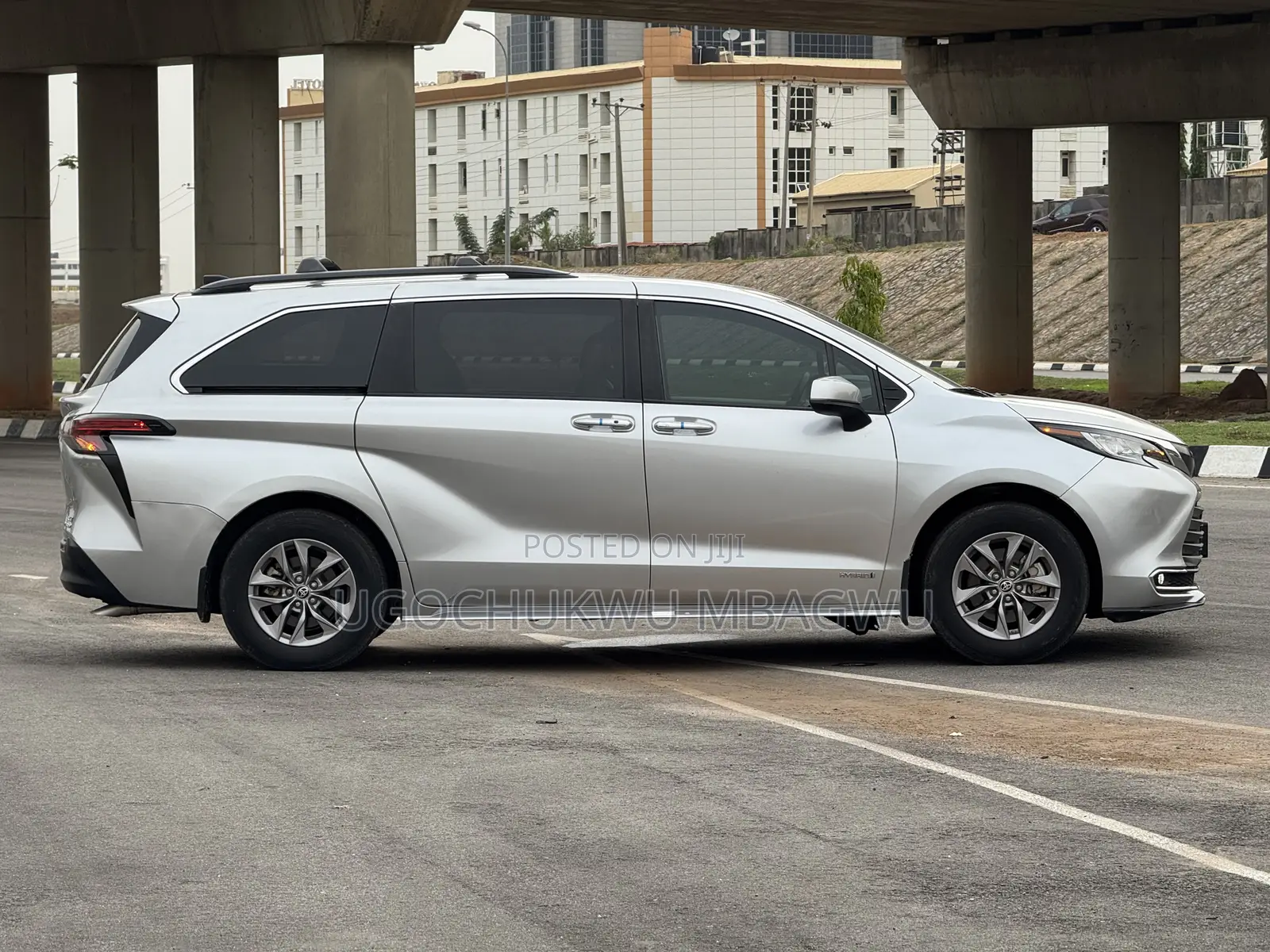 Toyota Sienna XLE Woodland Edition 2022 Silver