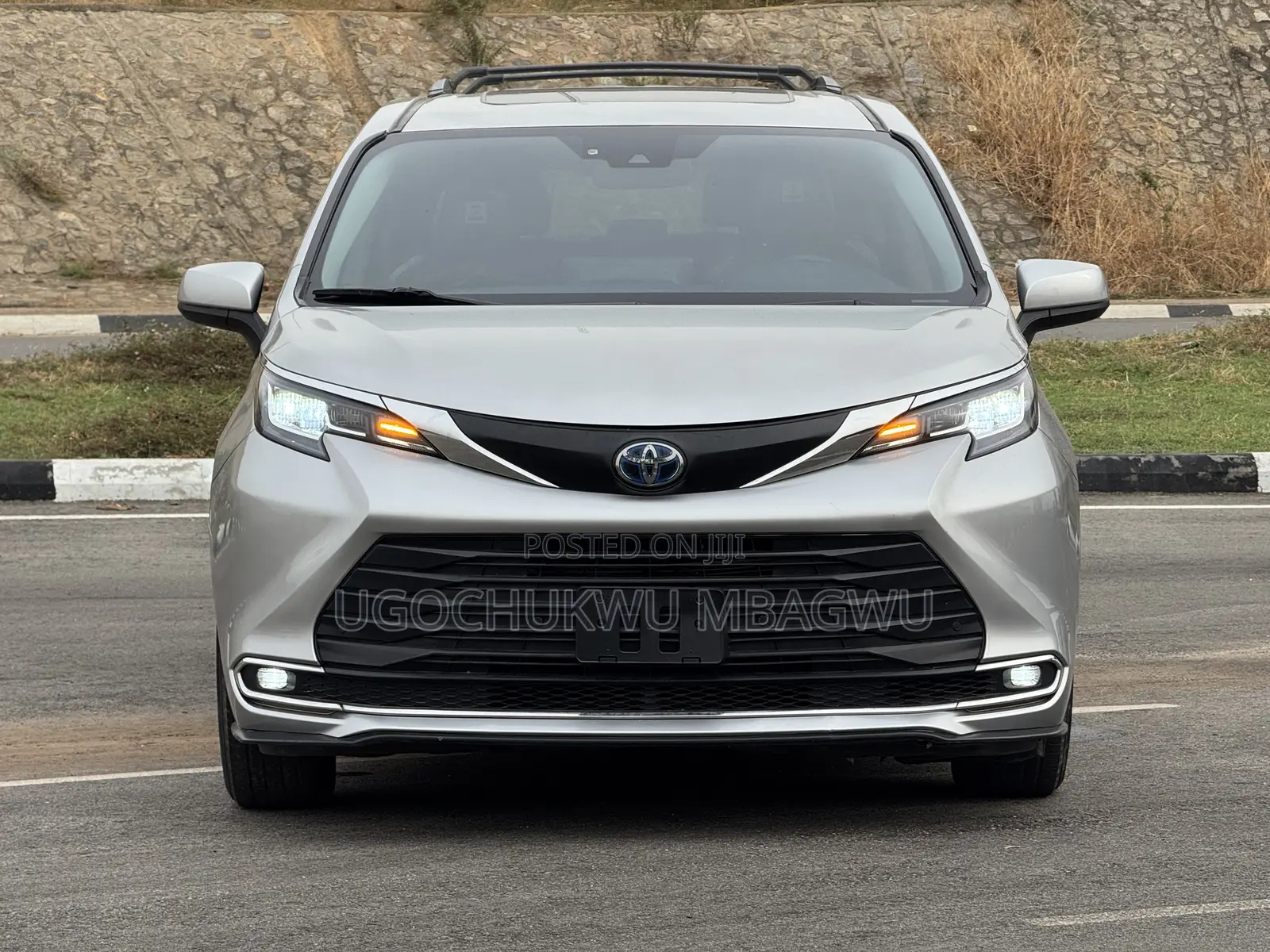 Toyota Sienna XLE Woodland Edition 2022 Silver