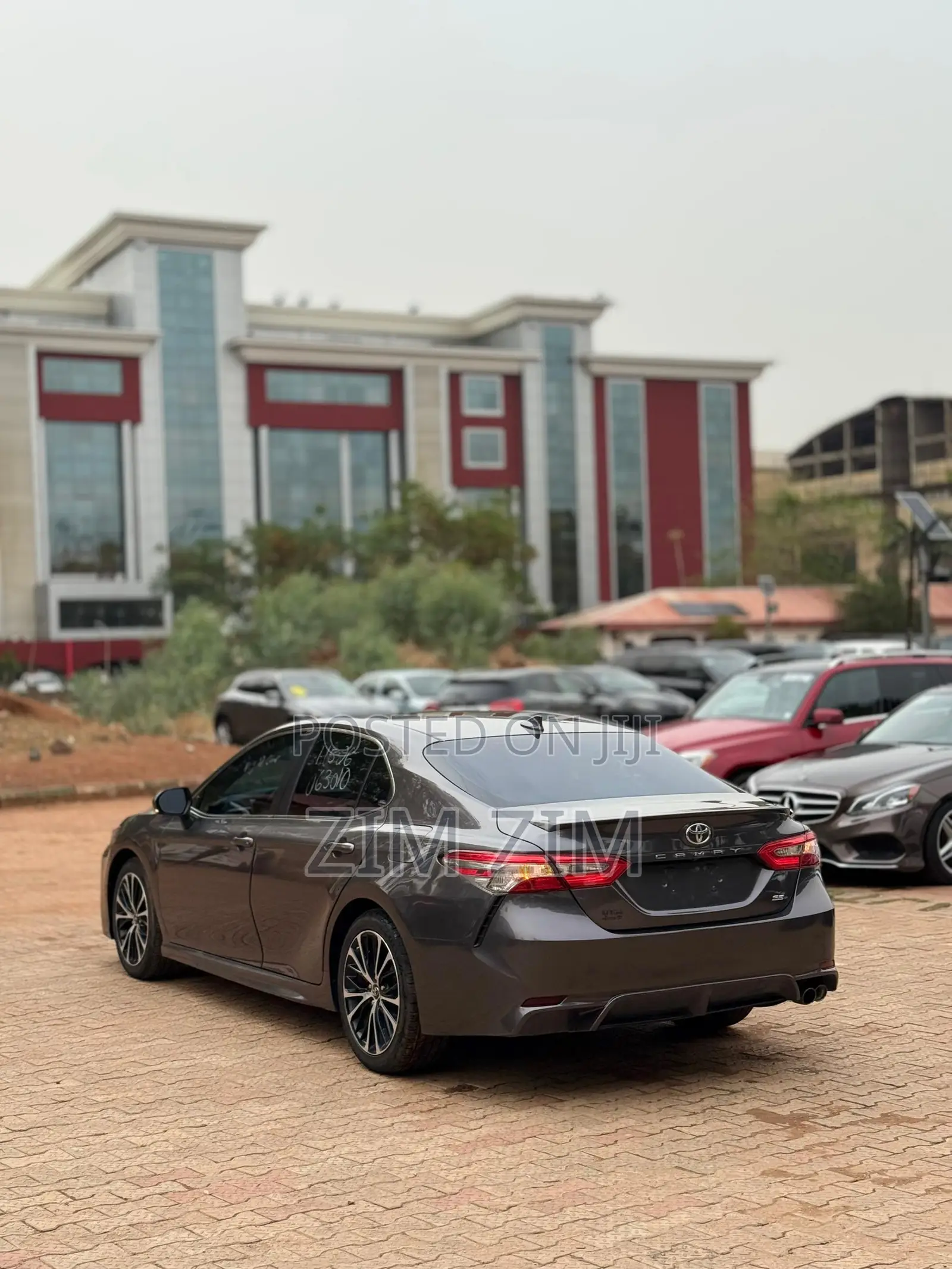 Toyota Camry SE FWD (2.5L 4cyl 8AM) 2018 Gray