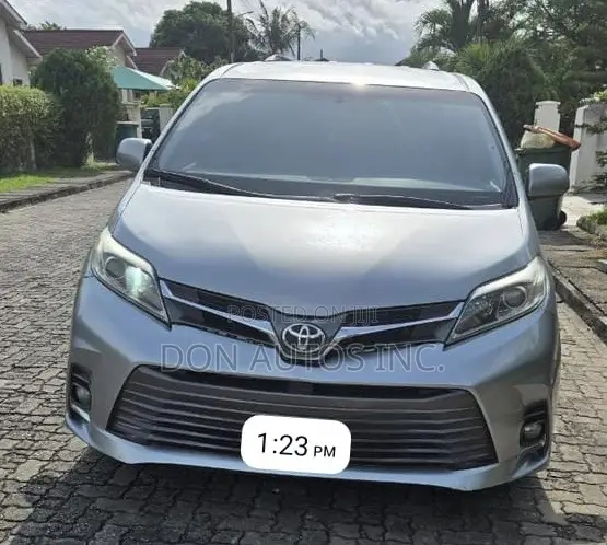 Toyota Sienna 2015 Silver
