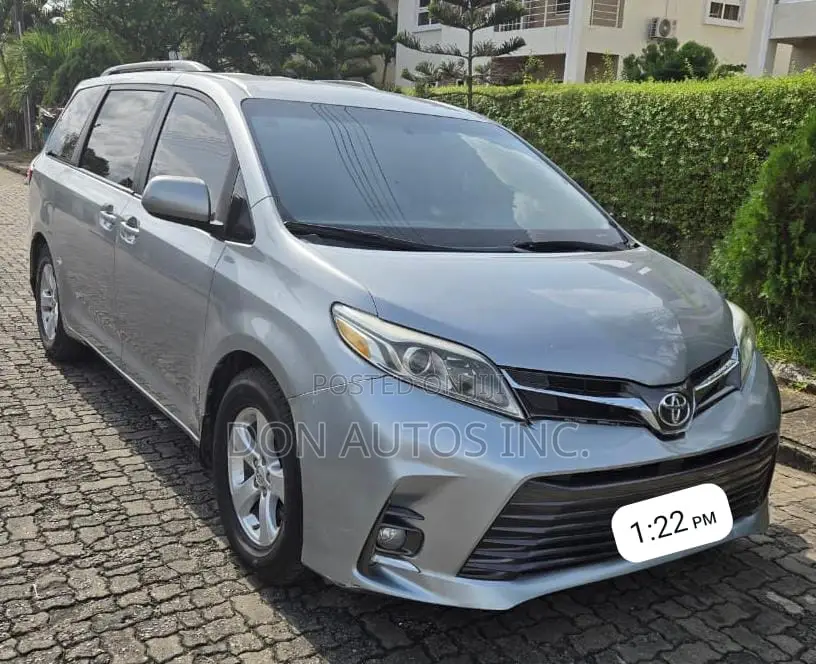 Toyota Sienna 2015 Silver