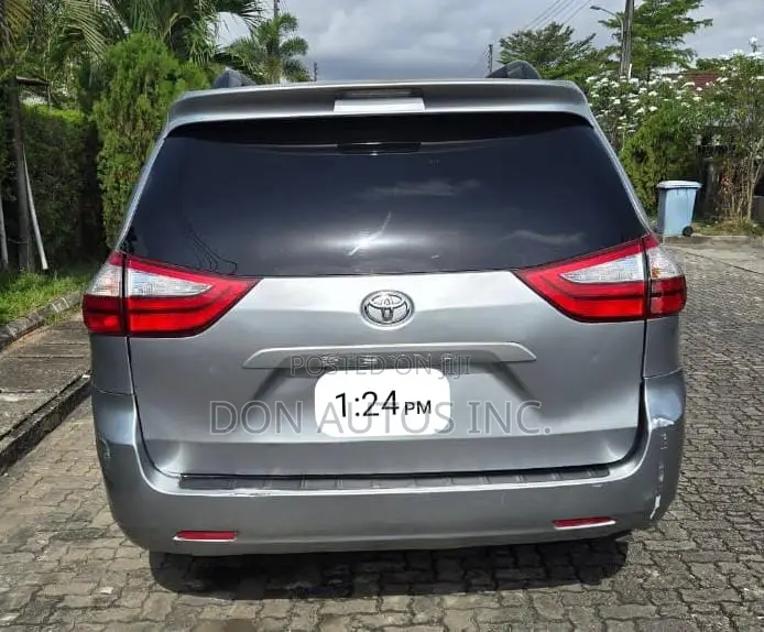 Toyota Sienna 2015 Silver