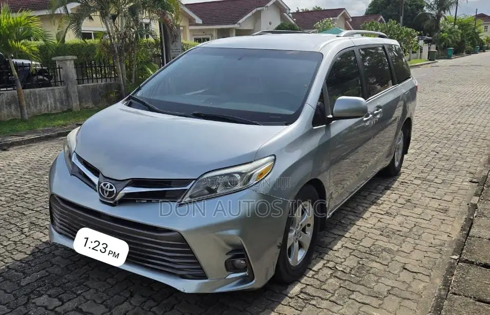 Toyota Sienna 2015 Silver