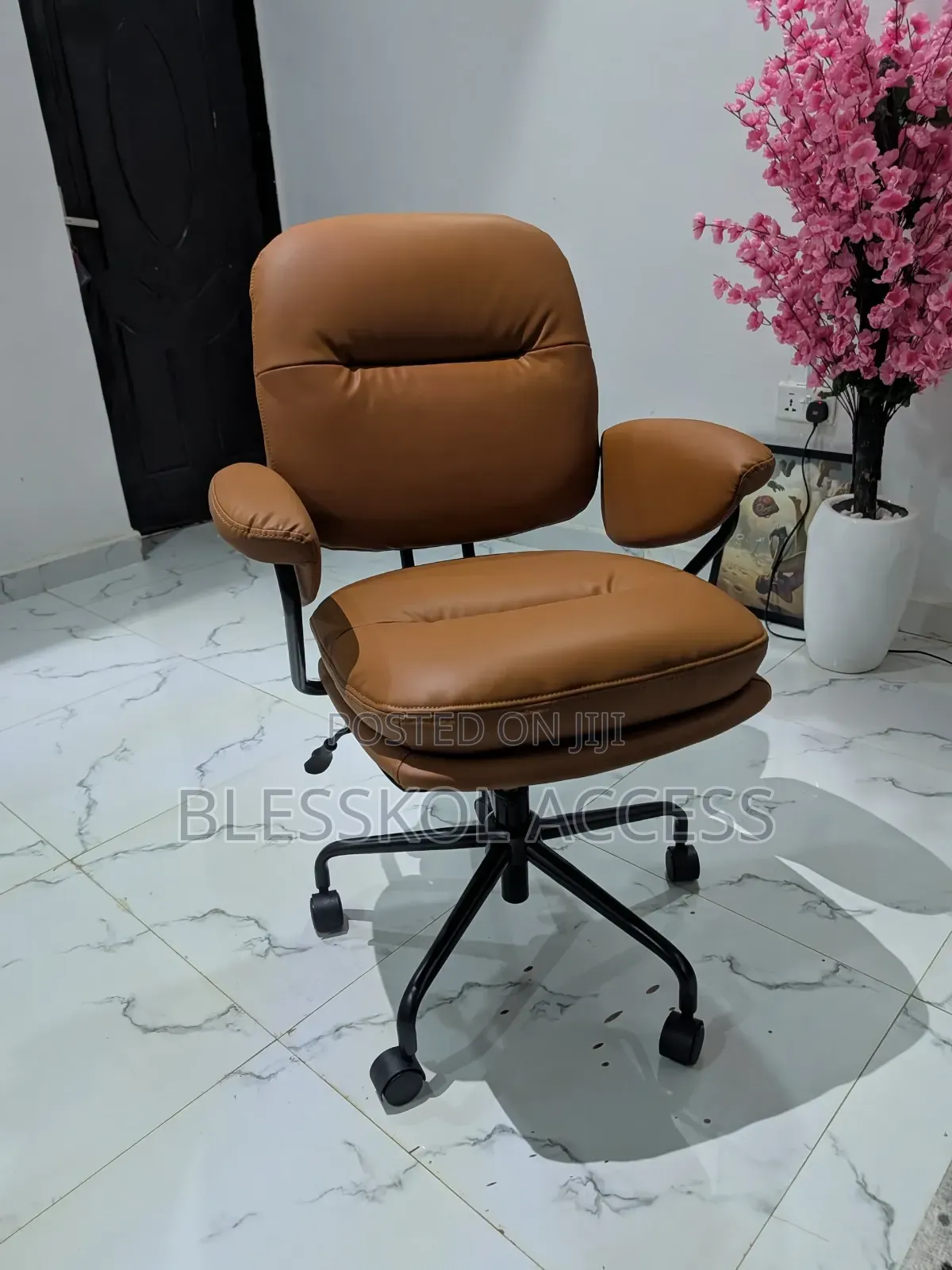 Oraimo Softnest Double-layer Cushioning Office Chair