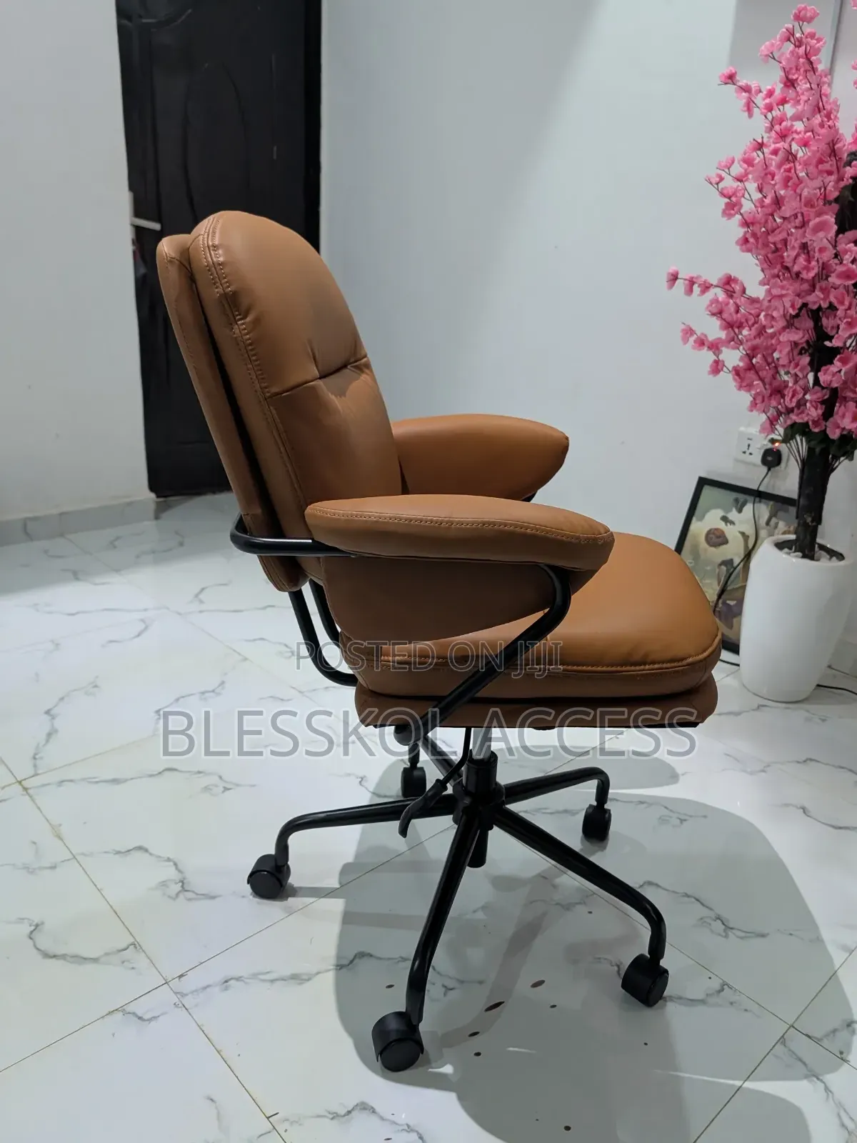 Oraimo Softnest Double-layer Cushioning Office Chair