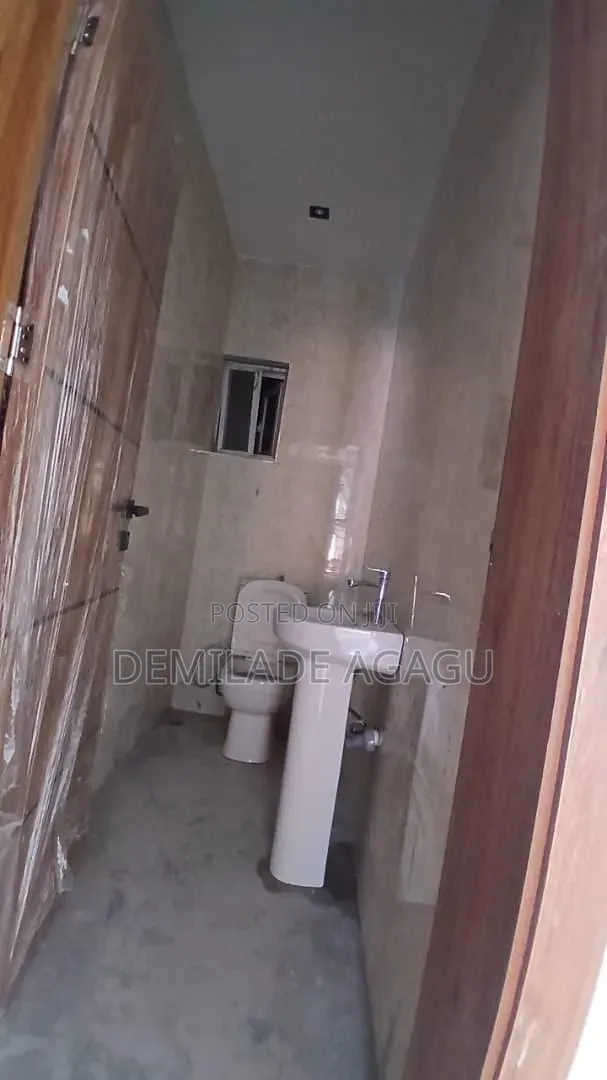 3bdrm Block of Flats in Lekki Phase 1 for sale