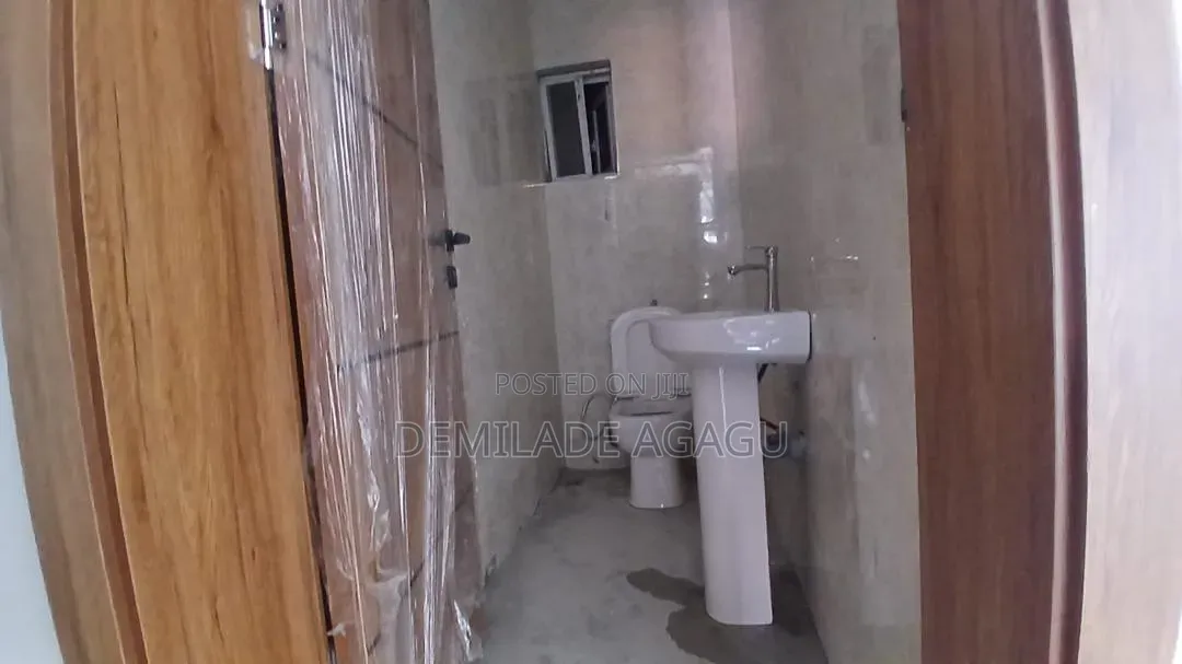 3bdrm Block of Flats in Lekki Phase 1 for sale