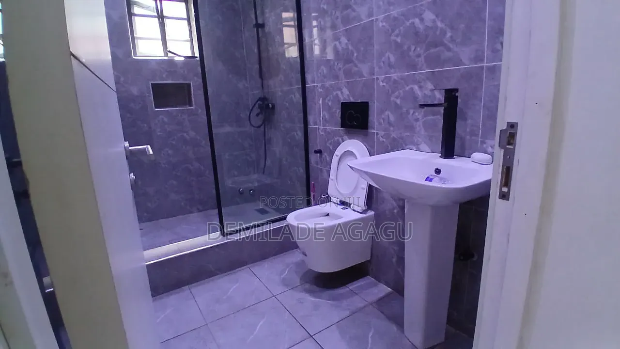 3bdrm Block of Flats in Lekki Right for rent