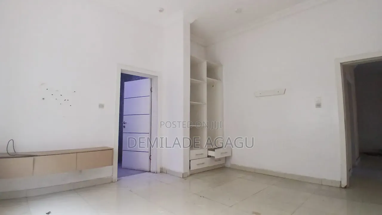 3bdrm Block of Flats in Lekki Right for rent