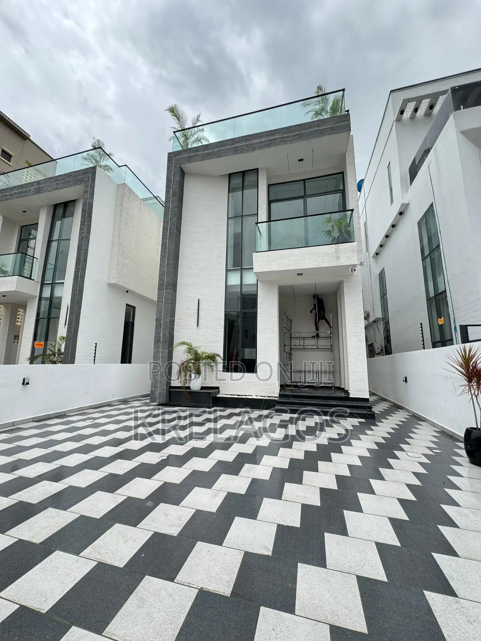 5bdrm Duplex in Osapa london for sale
