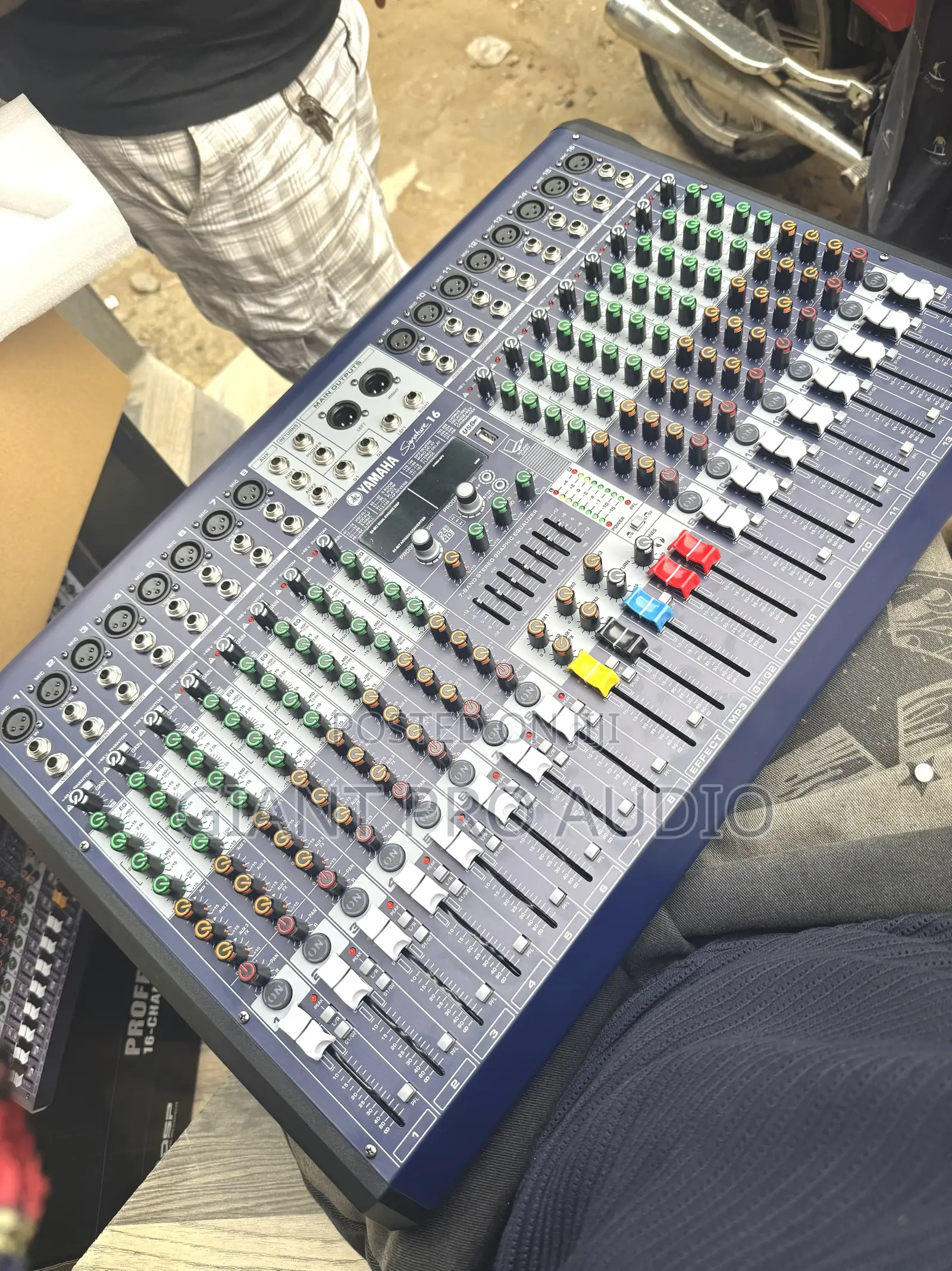 Yamaha 16 Channel Flat Mixer