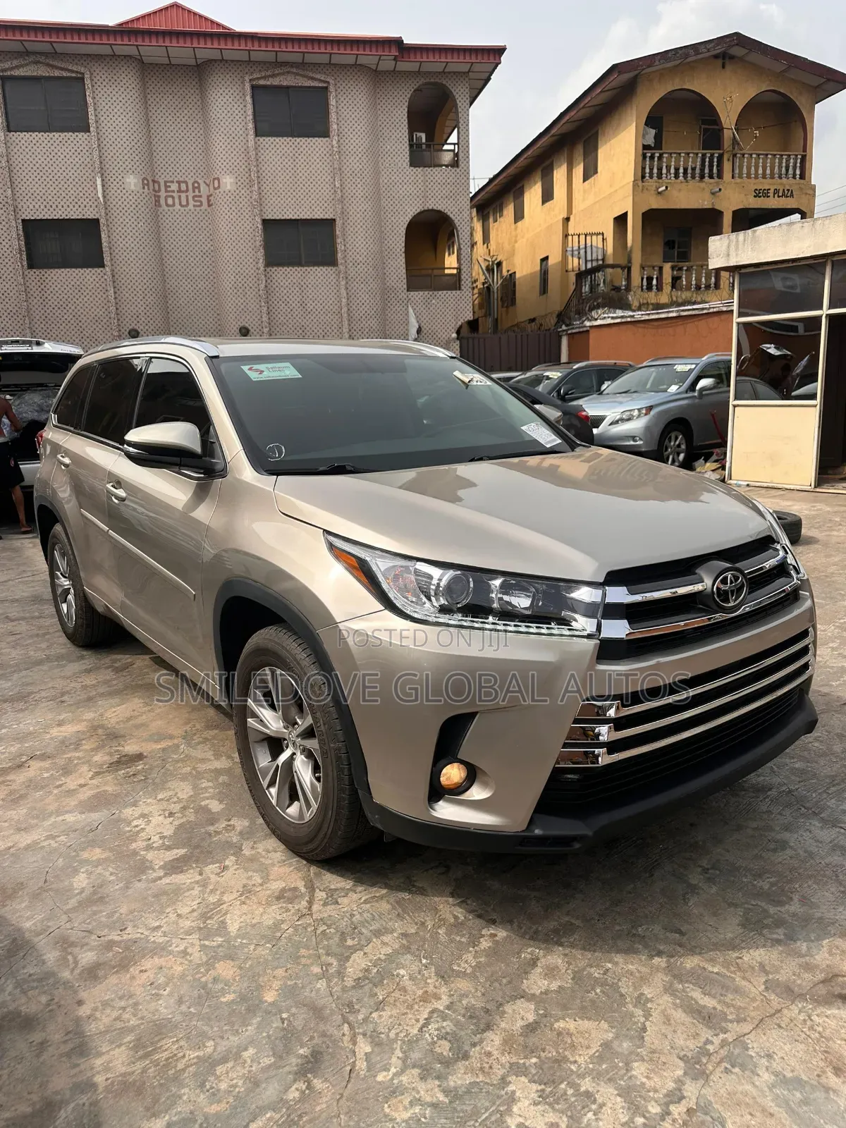 Toyota Highlander XLE V6 4x4 (3.5L 6cyl 6A) 2016 Gold