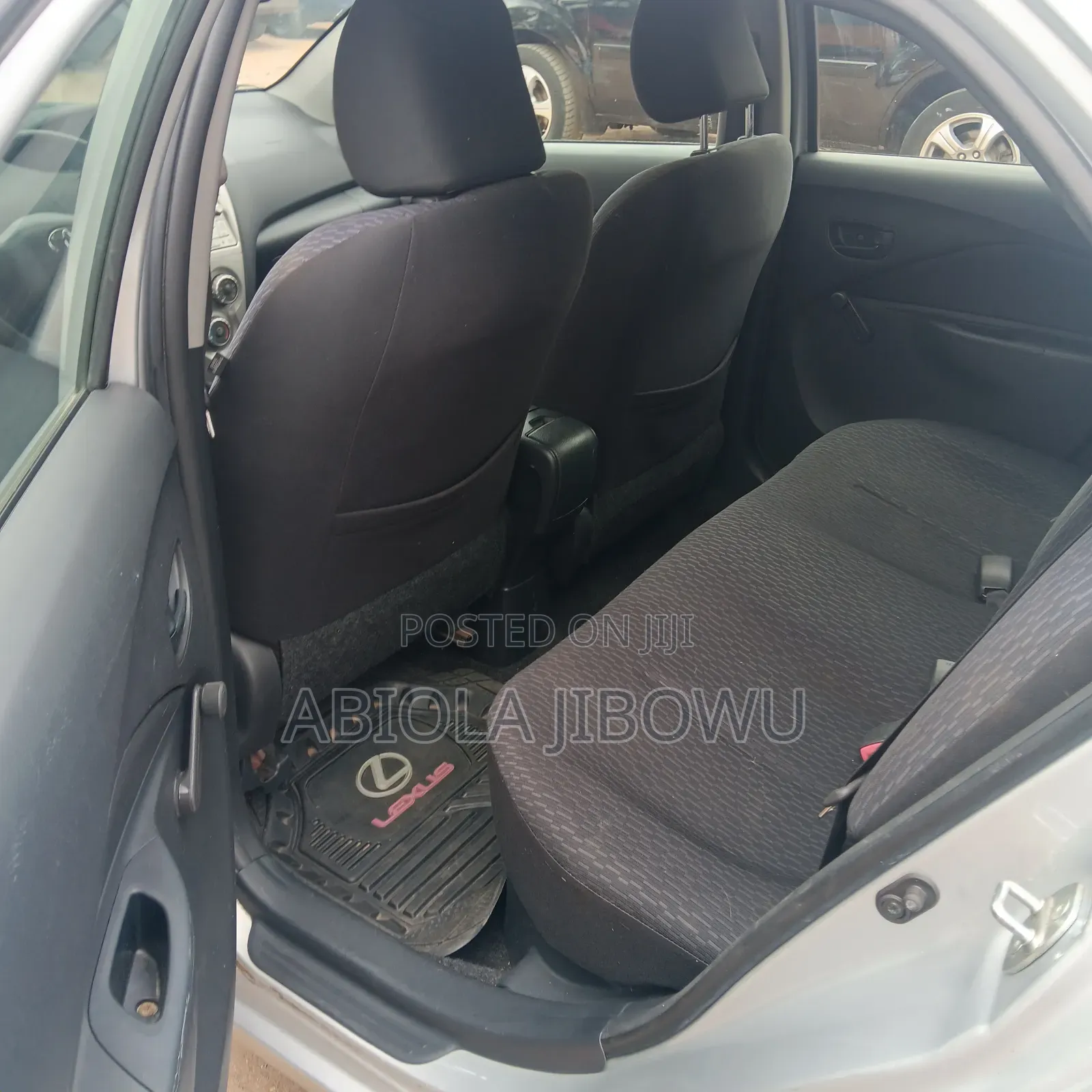 Toyota Yaris Base Sedan 4dr 2010 White