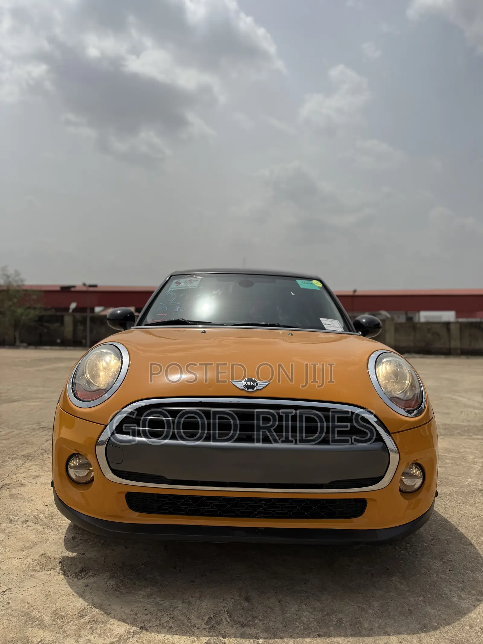 Mini Hatch 2017 Yellow