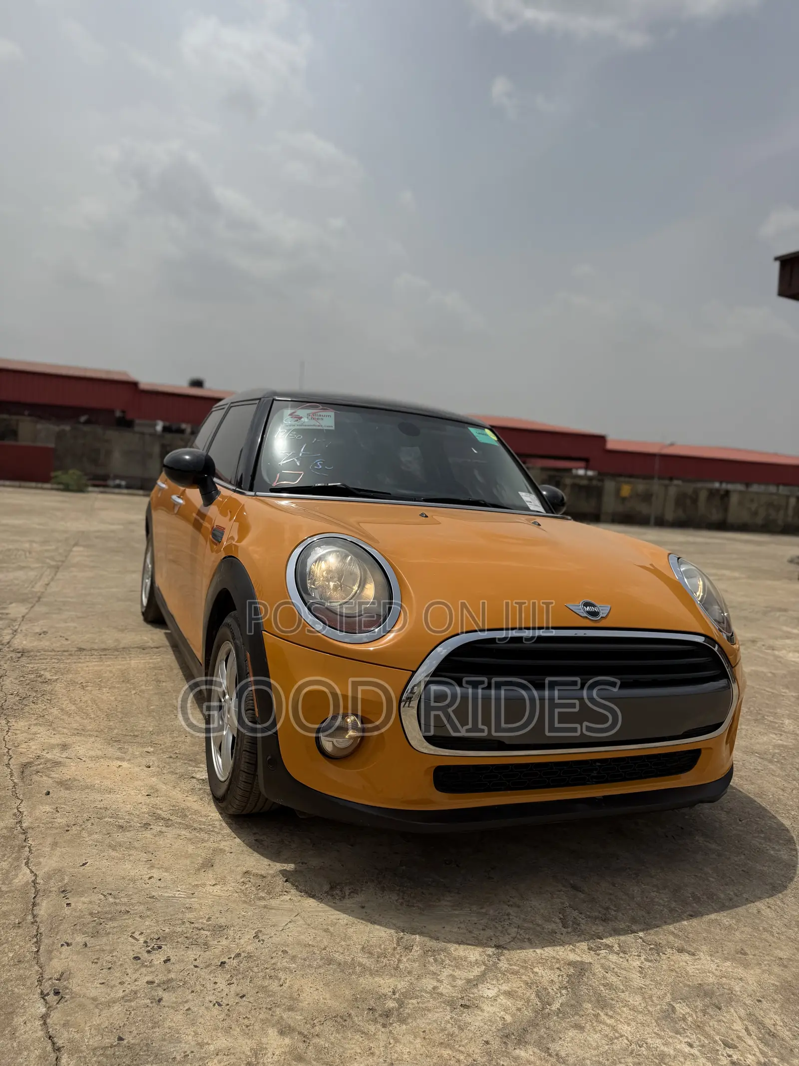 Mini Hatch 2017 Yellow