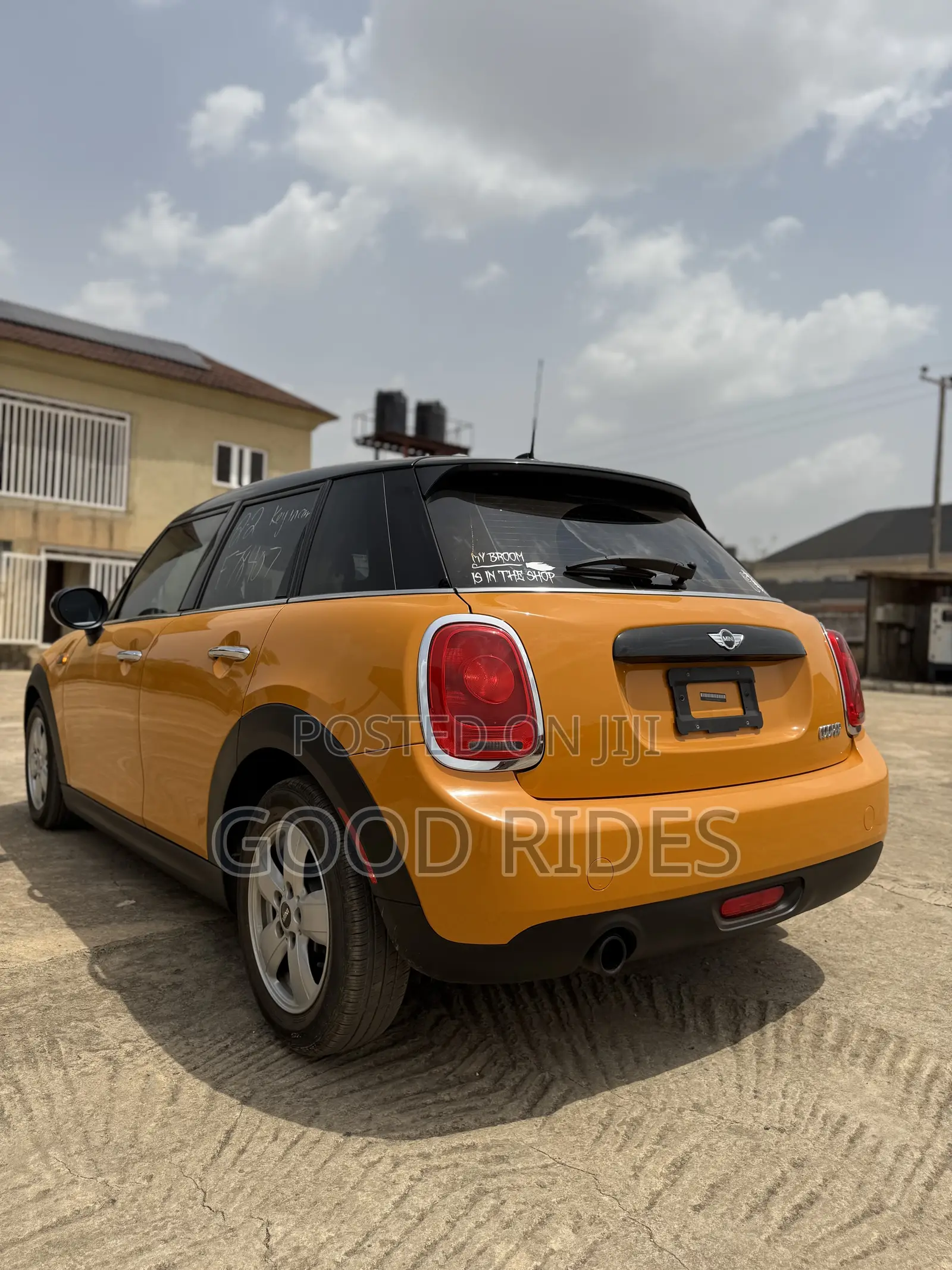 Mini Hatch 2017 Yellow
