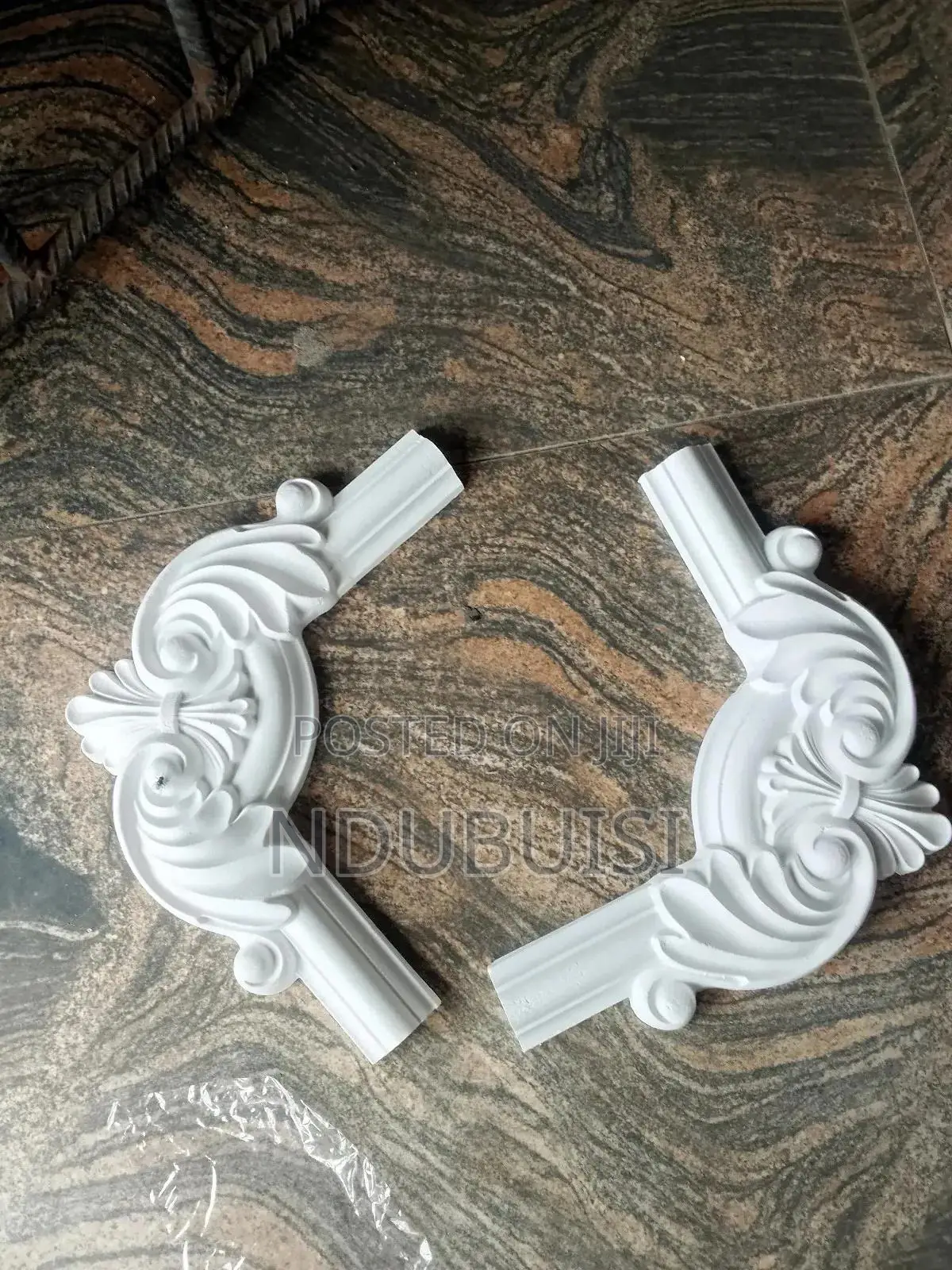 Pu Corner Ornament