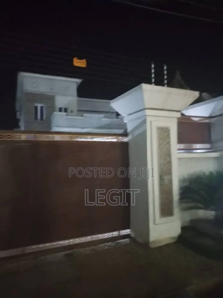 5bdrm Penthouse in Minna for sale