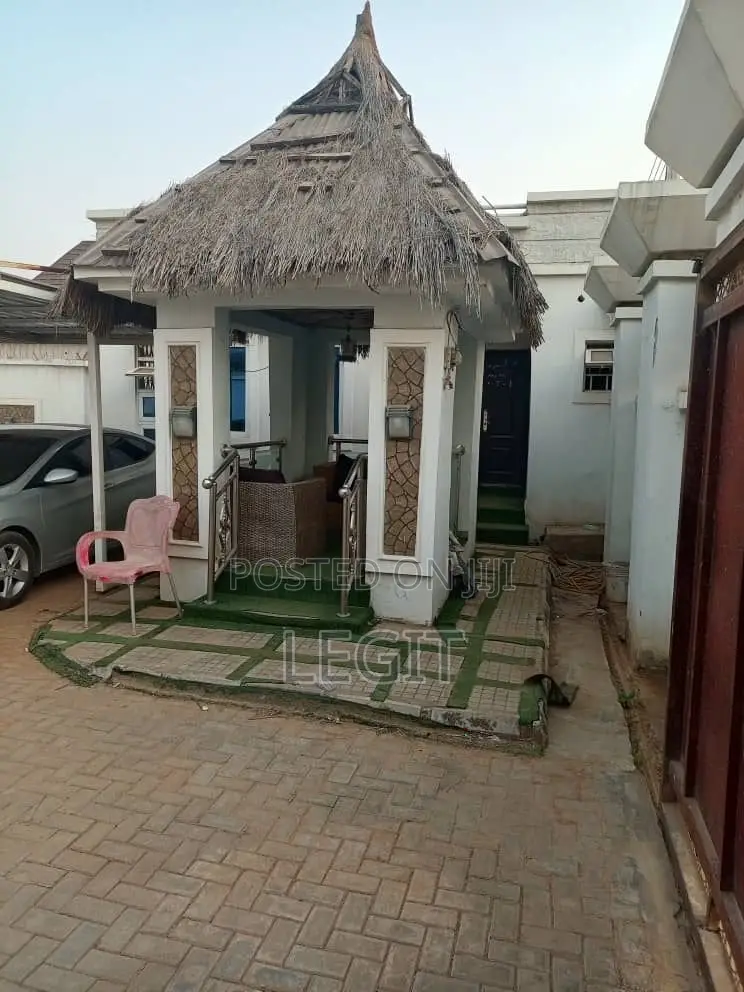 5bdrm Penthouse in Minna for sale