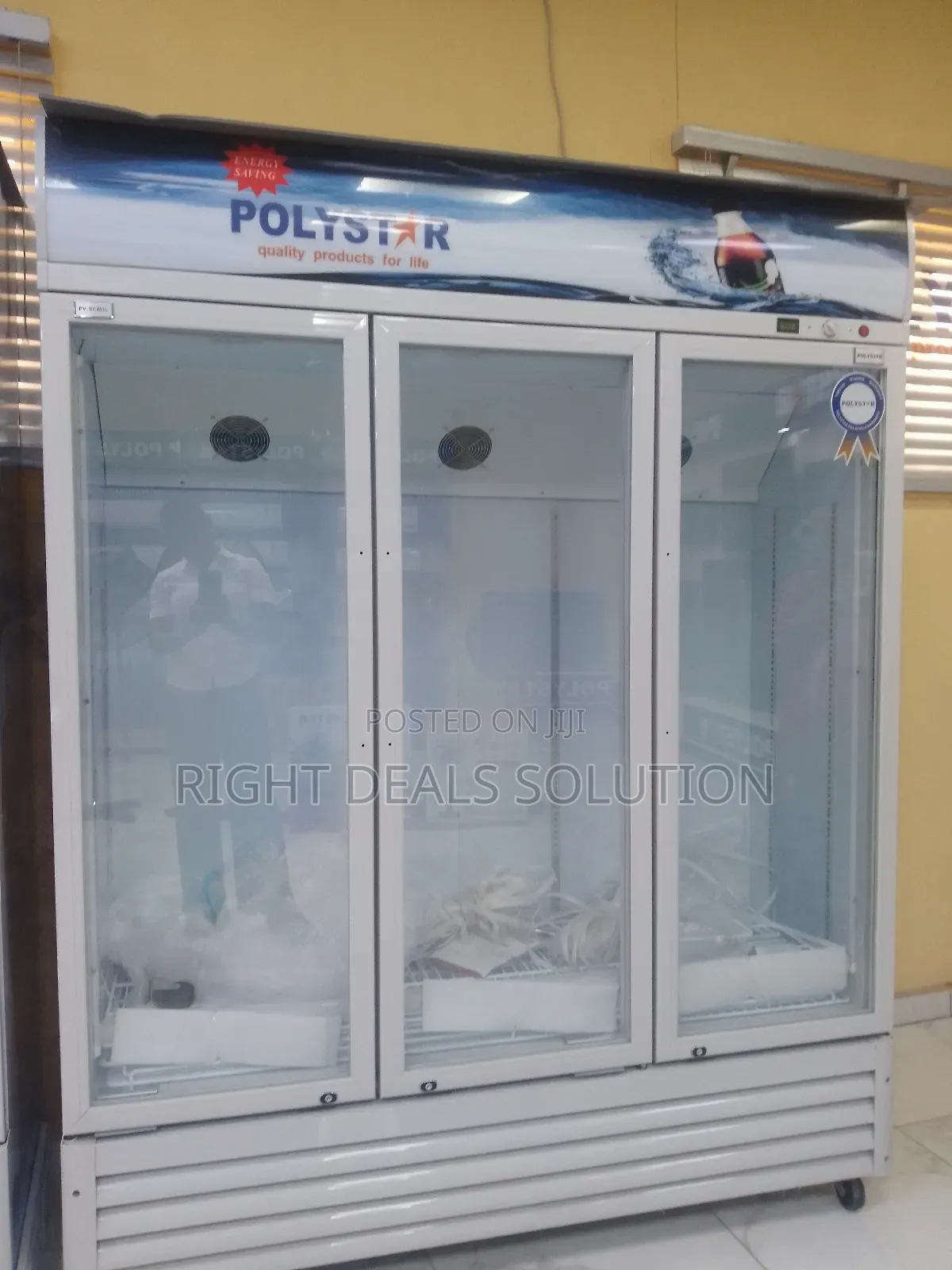 Reach-in Showcase Refrigerator With Automatic Defrost